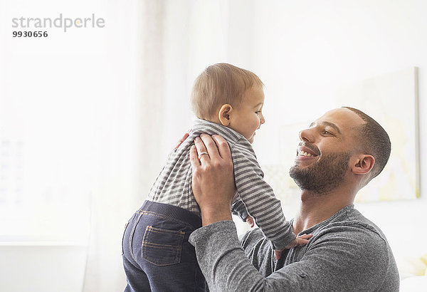 lächeln Menschlicher Vater Sohn halten Baby