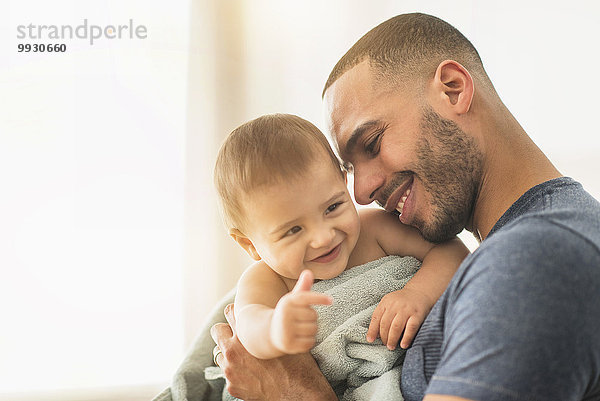 Menschlicher Vater Sohn trocknen Handtuch Baby