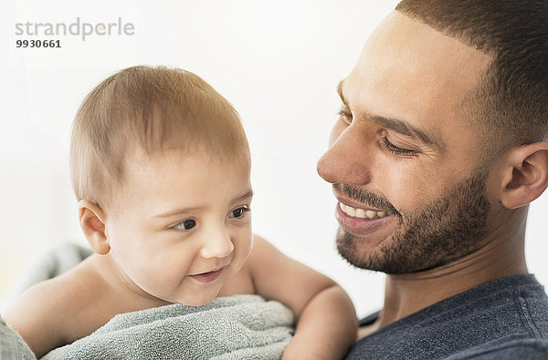 Menschlicher Vater Sohn trocknen Handtuch Baby