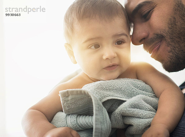 Menschlicher Vater Sohn trocknen Handtuch Baby