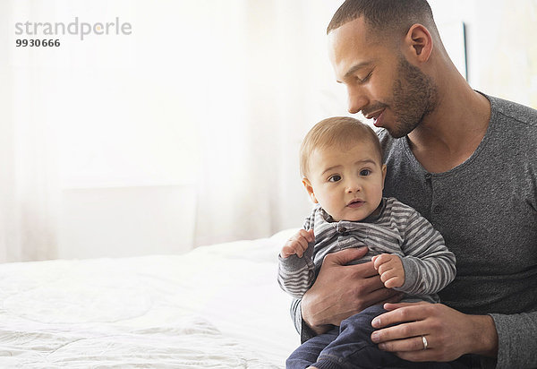 lächeln Menschlicher Vater Sohn halten Bett Baby