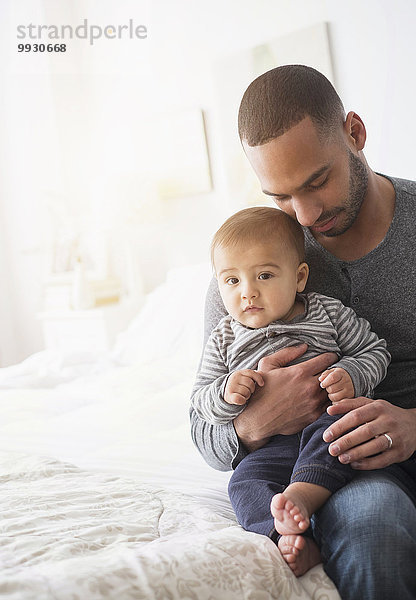 lächeln Menschlicher Vater Sohn halten Bett Baby