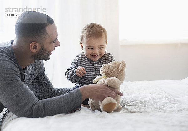 lächeln Menschlicher Vater Sohn Bett Baby spielen