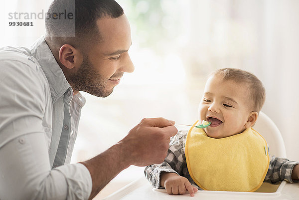 hoch oben Stuhl Menschlicher Vater Sohn Baby füttern