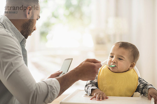 Handy Kurznachricht Menschlicher Vater Sohn Baby füttern