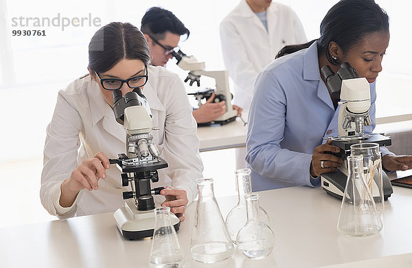 benutzen Labor Wissenschaftler Mikroskop Forschung