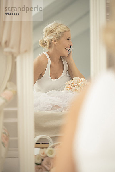 Handy lachen Braut lächeln Spiegel