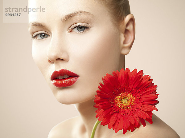 Europäer Frau Blume Lippenstift Übereinstimmung halten rot