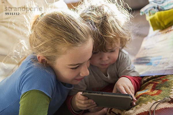 Handy benutzen Europäer Couch Bruder Schwester