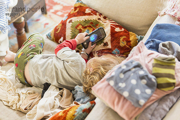 Handy benutzen Europäer Couch Junge - Person