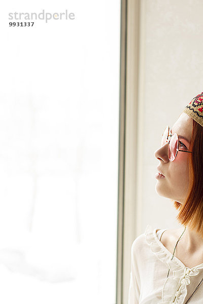 nahe Europäer Frau Fenster Kleidung Sonnenbrille