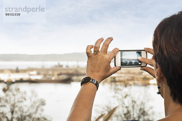 Handy Frau Fotografie nehmen Strand