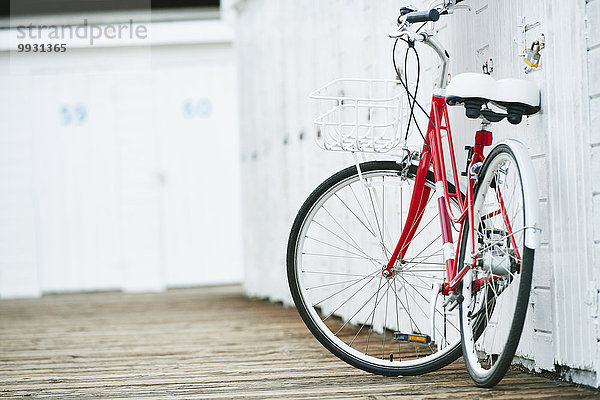 angelehnt Wand weiß Close-up Fahrrad Rad