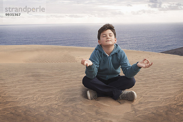 Junge - Person über Hispanier Ozean Meditation Sand Düne