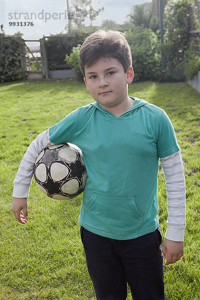 Junge - Person Hispanier halten Garten Fußball Ball Spielzeug Hinterhof