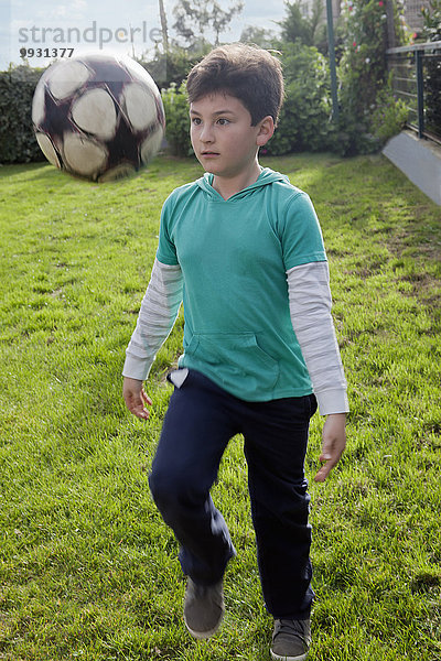 Junge - Person Hispanier Garten Fußball Ball Spielzeug Hinterhof jonglieren