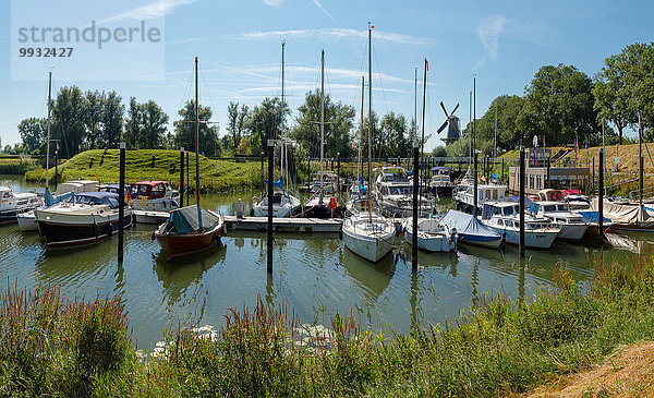 Wasser Hafen Europa Sommer klein Boot Schiff Niederlande Windmühle