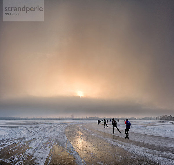 Inlineskater Wasser Europa Winter Mensch Menschen Sonnenuntergang Landschaft Eis Niederlande Schnee