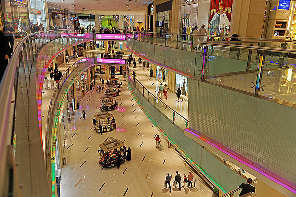 Einkaufszentrum Detail Details Ausschnitt Ausschnitte Sehenswürdigkeit bauen Vereinigte Arabische Emirate VAE Mensch Menschen Beleuchtung Licht Gebäude Werbung Architektur innerhalb Laden Asien Dubai Stimmung Tourismus
