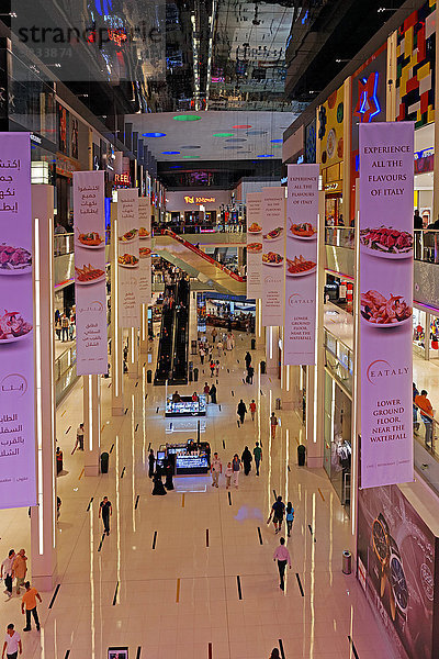 Einkaufszentrum Detail Details Ausschnitt Ausschnitte Sehenswürdigkeit bauen Vereinigte Arabische Emirate VAE Mensch Menschen Beleuchtung Licht Gebäude Werbung Architektur innerhalb Fahne Laden Asien Dubai Stimmung Tourismus