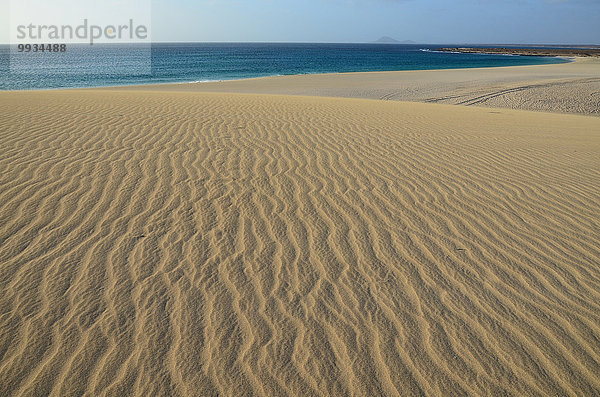 Strand Gebäude Küste Wasserwelle Welle Meer Sand Düne Atlantischer Ozean Atlantik Sandstrand Kap Verde Kapverden Kapverdische Inseln