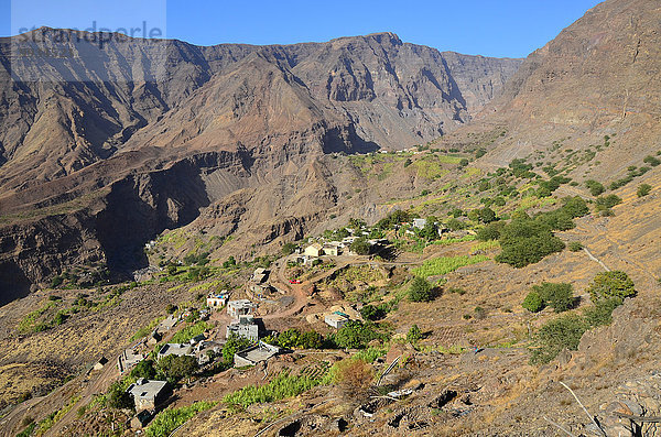 Felsbrocken Berg Steilküste Tal Dorf Kap Verde Kapverden Kapverdische Inseln