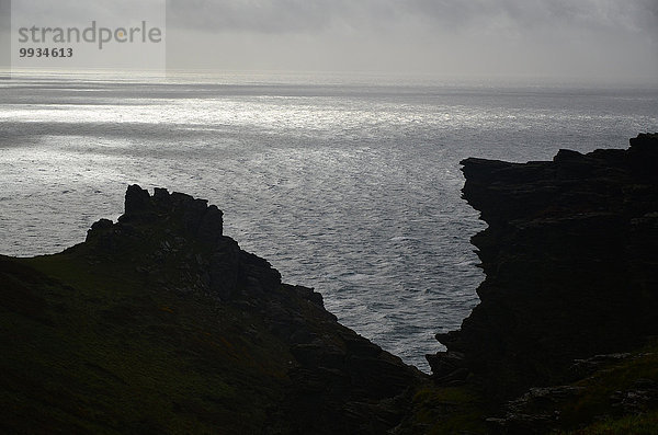 Felsbrocken Europa Großbritannien Beleuchtung Licht Steilküste Küste Wasserwelle Welle Meer Gegenlicht Devon England