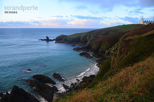 Europa Wolke Großbritannien Steilküste Küste Leuchtturm Bucht Cornwall England