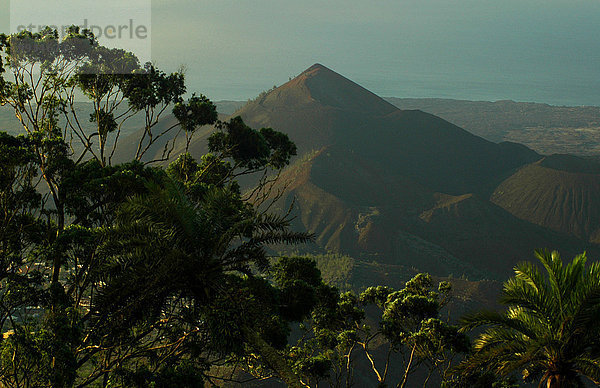 Küste Meer Vulkan Ansicht Die Leiter zum Erfolg Karriereleiter Atlantischer Ozean Atlantik Regenwald Green Mountains