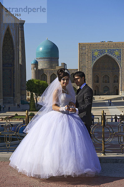 Ehepaar Hochformat Außenaufnahme Tag Hochzeit Asien Zentralasien Samarkand Seidenstraße Usbekistan