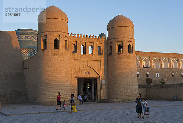 Außenaufnahme bauen Mensch Menschen Abend Gebäude Architektur Stimmung UNESCO-Welterbe Asien Zentralasien Abenddämmerung Seidenstraße Dämmerung Usbekistan