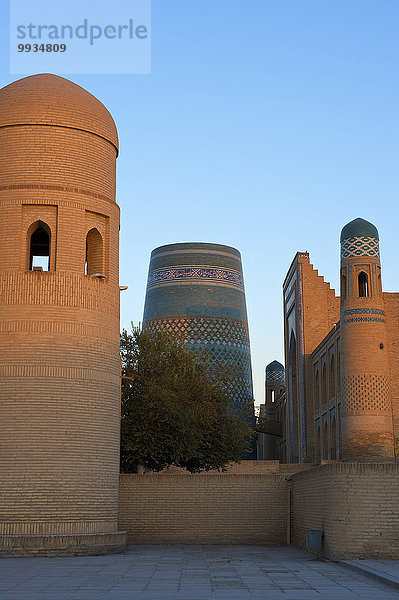Hochformat Außenaufnahme bauen Abend Gebäude niemand Architektur Stimmung UNESCO-Welterbe Asien Zentralasien Abenddämmerung Seidenstraße Dämmerung Usbekistan