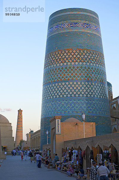 Hochformat Außenaufnahme bauen Mensch Menschen Abend Gebäude Architektur Stimmung Religion Islam UNESCO-Welterbe Asien Zentralasien Abenddämmerung Minarett Moschee Seidenstraße Dämmerung Usbekistan