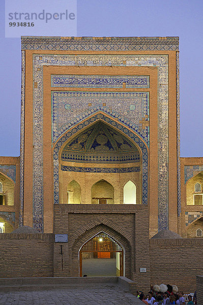 Außenaufnahme bauen Mensch Menschen Abend Gebäude Architektur Stimmung Religion Islam UNESCO-Welterbe Asien Zentralasien Abenddämmerung Koranschule Seidenstraße Dämmerung Usbekistan