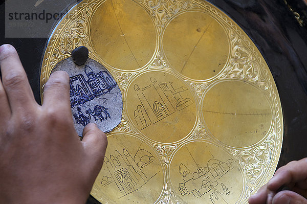 Außenaufnahme Mensch Menschen Tradition Kunst innerhalb Teller Asien Buchara Zentralasien Handwerk Seidenstraße Usbekistan