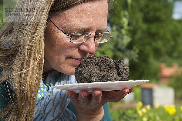 Außenaufnahme stinken Frau Mensch Tag Menschen Lebensmittel Delikatessen riechen Trüffelpilz Trüffel