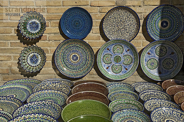 Marktstand Außenaufnahme Tag Tradition niemand Teller Souvenir Keramik Tonstein Asien Buchara Zentralasien Markt Umsatz Seidenstraße Usbekistan