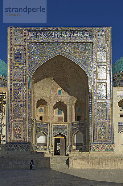 Hochformat Außenaufnahme Sehenswürdigkeit bauen Tag Gebäude niemand Architektur Religion Islam UNESCO-Welterbe Asien Buchara Zentralasien Koranschule Moschee Seidenstraße Usbekistan