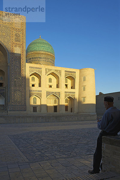 Hochformat Außenaufnahme bauen Mensch Menschen Abend Gebäude Architektur Stimmung Religion Islam Asien Buchara Zentralasien Abenddämmerung Koranschule Seidenstraße Dämmerung Usbekistan