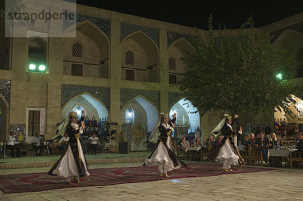 Außenaufnahme bauen Mensch Menschen Fest festlich Tradition Party Abend Nacht Gebäude tanzen Tänzer Architektur Asien Buchara Zentralasien Folklore Seidenstraße Usbekistan bei Nacht