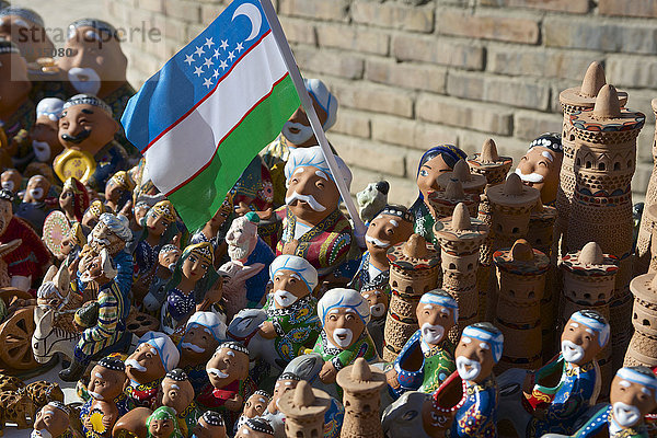 Nationalflagge Außenaufnahme Tag Skulptur niemand Figur Fahne Reklameschild Asien Buchara Zentralasien Seidenstraße Usbekistan
