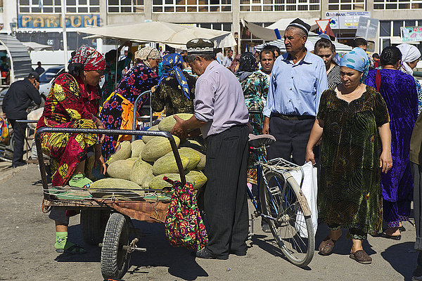 Marktstand Außenaufnahme Mensch Tag Menschen Lebensmittel Basar Asien Buchara Zentralasien Markt Umsatz Seidenstraße Usbekistan