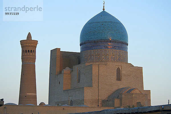 Außenaufnahme Sehenswürdigkeit bauen Abend Gebäude Architektur Stimmung Religion Islam UNESCO-Welterbe Asien Buchara Zentralasien Abenddämmerung Minarett Moschee Seidenstraße Dämmerung Usbekistan