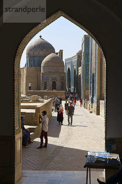 Hochformat Außenaufnahme Sehenswürdigkeit bauen Mensch Tag Menschen Gebäude Architektur Geschichte Monument Asien Zentralasien Mausoleum Samarkand Seidenstraße Grabmal Usbekistan