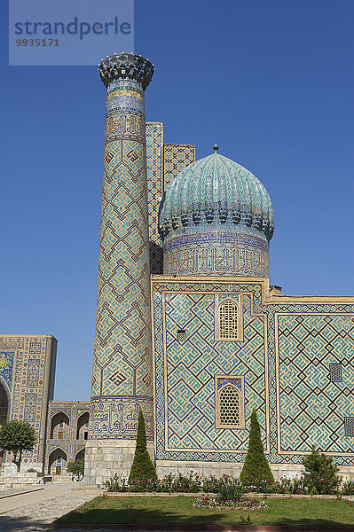 Hochformat Außenaufnahme Sehenswürdigkeit bauen Tag Gebäude Architektur Religion Islam Asien Zentralasien Koranschule Samarkand Seidenstraße Usbekistan