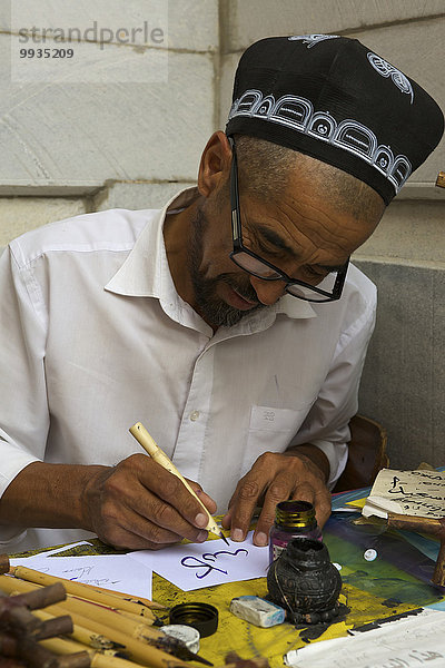 Hochformat Außenaufnahme Mann Mensch Menschen Tradition Kunst Handwerker Handschrift Asien Zentralasien Handwerk Samarkand Seidenstraße Usbekistan