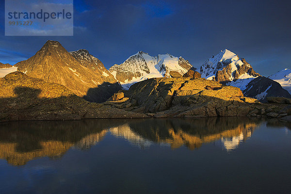 glühend Glut Wasser Berg Sommer Sonnenuntergang Himmel Spiegelung See Landschaftlich schön landschaftlich reizvoll Stimmung Nebel ungestüm Alpen Ansicht Abenddämmerung Kanton Graubünden Westalpen Alpenglühen Engadin Bergsee Oberengadin Piz Bernina schweizerisch Schweiz Schweizer Alpen