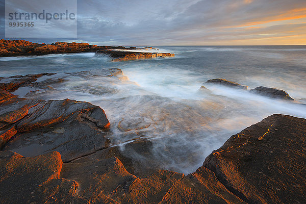Felsbrocken Landschaftlich schön landschaftlich reizvoll Wasser Strand Sommer Abend Sonnenuntergang Großbritannien Himmel Landschaft Steilküste Küste Meer Natur ernst Highlands Bucht Schottland schottisch schottische Highlands