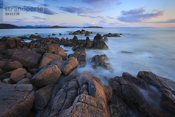 Felsbrocken Landschaftlich schön landschaftlich reizvoll Wasser Strand Sommer Abend Großbritannien Himmel Landschaft Steilküste Küste Meer Natur ernst Highlands Bucht Schottland schottisch schottische Highlands
