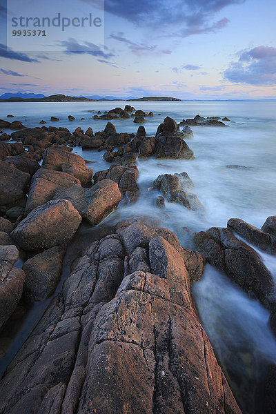 Felsbrocken Landschaftlich schön landschaftlich reizvoll Wasser Strand Sommer Abend Großbritannien Himmel Landschaft Steilküste Küste Meer Natur ernst Highlands Bucht Schottland schottisch schottische Highlands